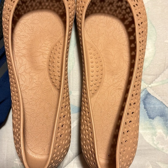 Tan flats with a fun pattern, never worn - Picture 3 of 3